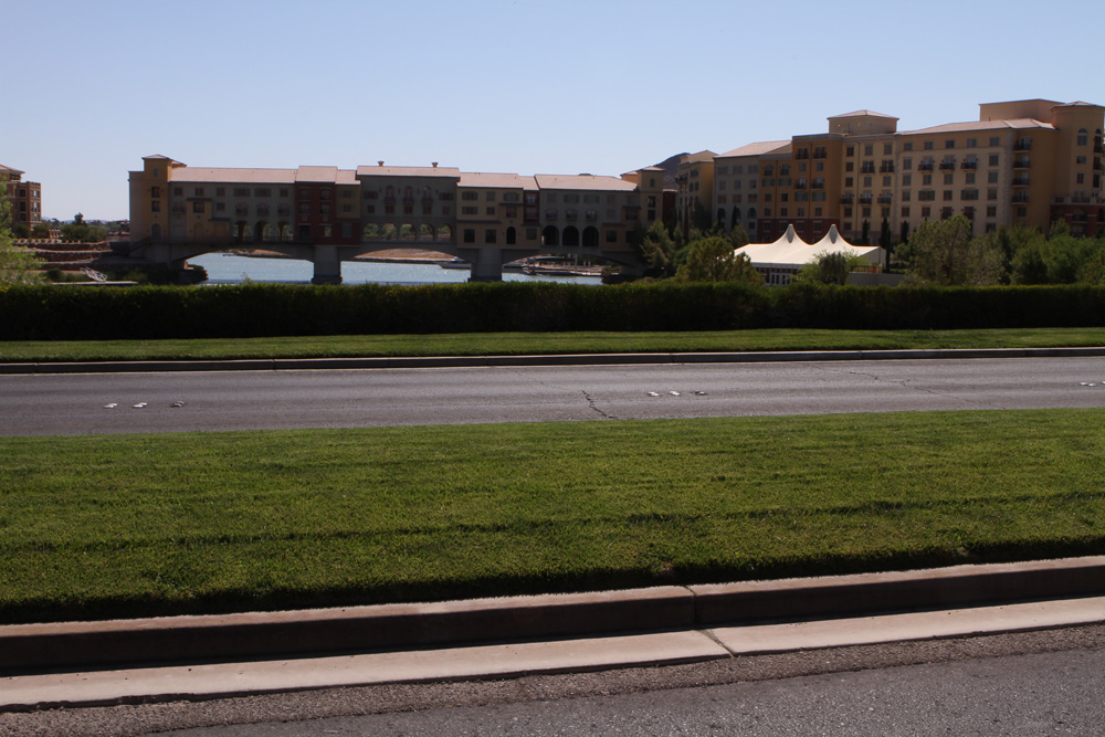 2206 | 00000004713 | streets,    grass, building,  