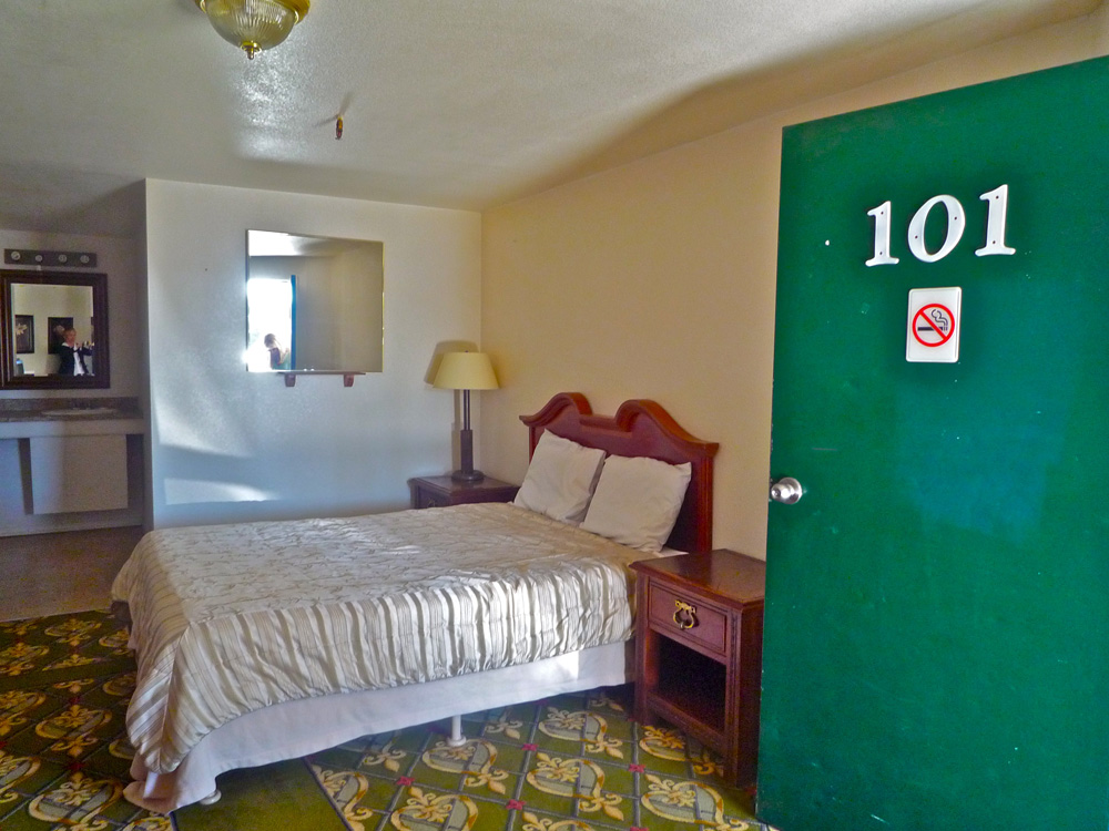 Outpost Motel | 00000005773 | hotels - motels,    hotel room, 