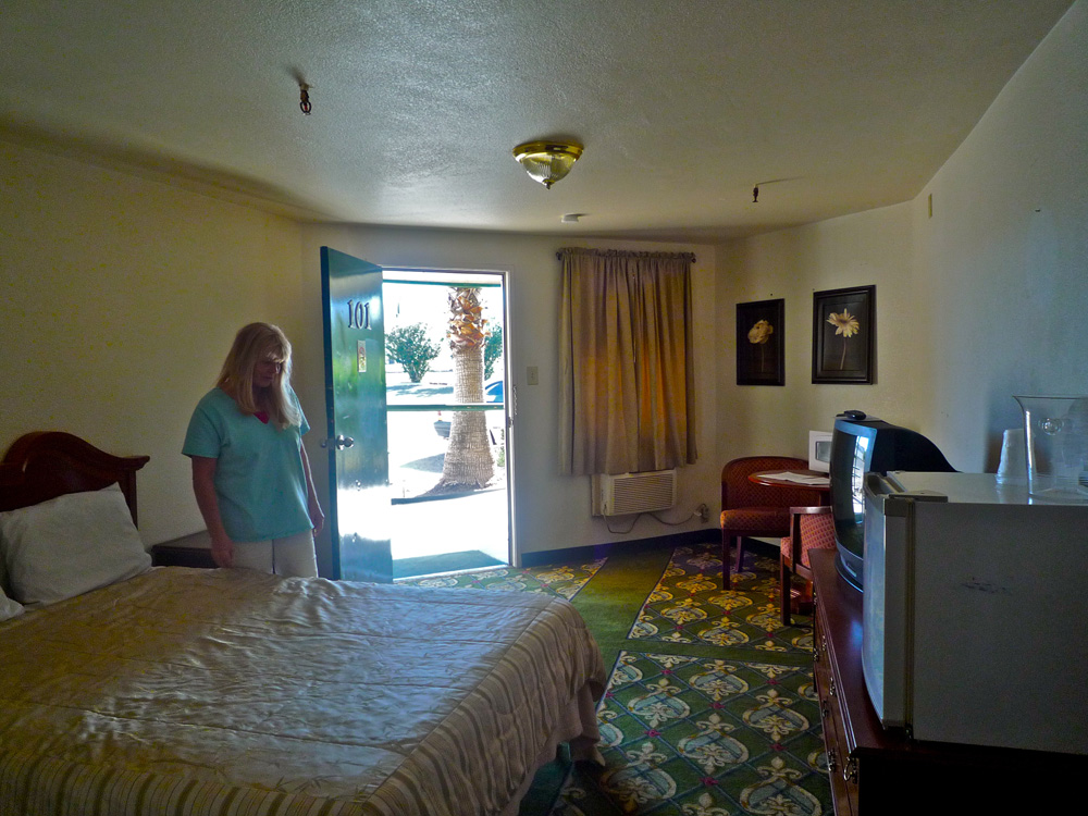 Outpost Motel | 00000005775 | hotels - motels,    hotel room, 