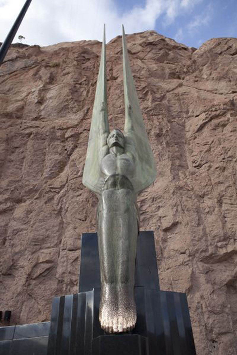 1716 | 00000006944 | desert,   statue,  dam, 